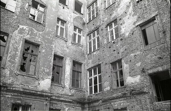 Schwarz-Weiß-Foto des Hinterhofs eines verfallenden Hauses in Ost-Berlin Prenzlauer-Berg