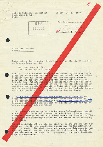 Maschinell beschriebener Zettel, auf dem von links unten nach rechts oben ein dicker roter Strich gedruckt ist. Absender ist der Leiter des Amts für Nationale Sicherheit, Bezirksamt Erfurt.