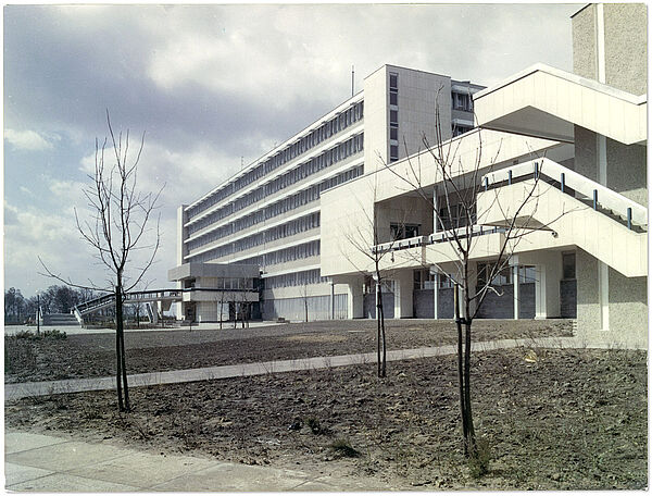 Stasi-Klinikum in Berlin-Buch zur Zeit seiner Eröffnung im Jahr 1980; Quelle: BArch, MfS, SdM, Fo, Nr. 59, Bild 2 Blick auf das gerade fertiggestellte Hauptgebäude des Stasi-Krankenhauses Berlin-Buch.