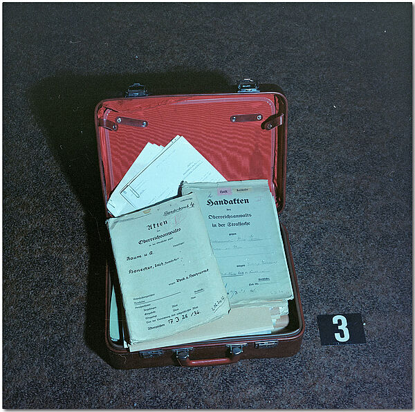 rich Mielkes "Roter Koffer", aufgenommen während einer Durchsuchung des SdM durch die Militärstaatsanwaltschaft im Dezember 1989; Quelle: BArch, MfS, HA IX, Fo, Nr. 610, Bild 67 Blick auf den geöffneten Roten Koffer, in dem unordentlich Unterlagen liegen.