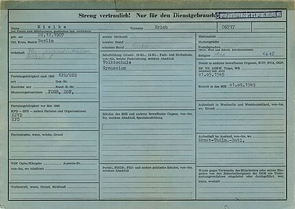 Karteikarte im Format DIN A4 quer mit persönlichen Angaben zu Erich Mielke.