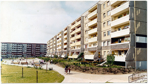 Stasi-Wohnkomplex an der Ost-Berliner Hansastraße, entstanden ab 1988; Quelle: BArch, MfS, VRD, Fo, Nr. 35, Bl. 2, Bild 15 Blick auf einen neuen Plattenbau-Block in der rechten Bildhälfte. Links davor eine Grünfläche. Im Hintergrund ein weiterer Plattenbauriegel.
