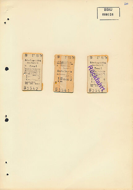 Ein Blatt, auf dem drei Fahrkarten nebeneeinander aufgeklebt sind. Auf der rechten steht in lila Schrift "Rückfahrt".