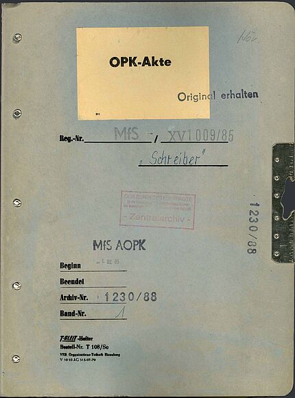 Abbildung eines Aktendeckels, auf einem Aufkleber steht "OPK-Akte", da drunter Registriernummer und andere archivarische Angaben.
