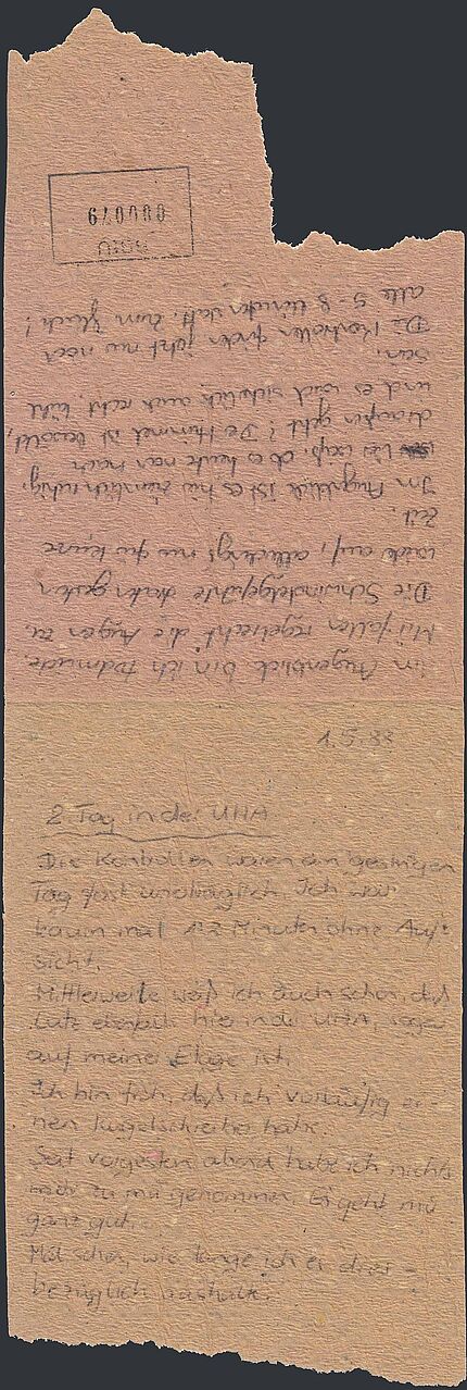 Ein handschriftlich mit Kugelschreiber beschriebenes Stück Toilettenpapier.