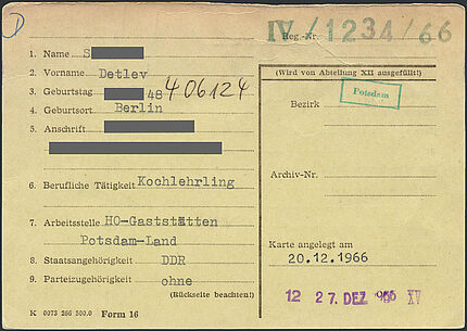 Stasi-Karteikarte in DIN A6, blass gelbfarben.