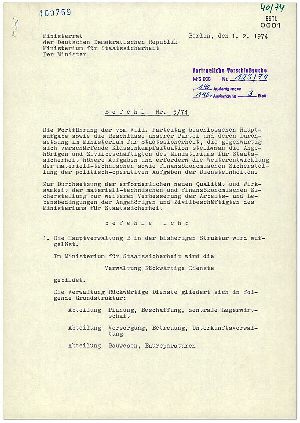 Befehl 5/74 von Erich Mielke zur Auflösung der Vorgängerstruktur Hauptverwaltung B (HV B) und Gründung der VRD, 1. Februar 1974; Quelle: BArch, MfS, BdL-Dok, Nr. 1904, Bl. 1 Der Befehl erklärt die zukünftige Struktur und die Zuständigkeiten der Verwaltung Rückwärtige Dienste und gibt die Verantwortungsbereiche der Führungskräfte an. Seite 1