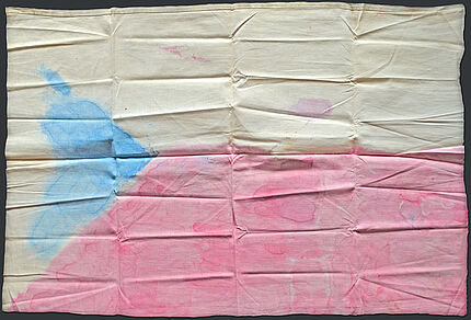 Auf einem abgeschnittenen Bettlaken selbst gemalte Flagge der Tschechoslowakei.